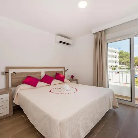 Camelina Aparthotel 3*